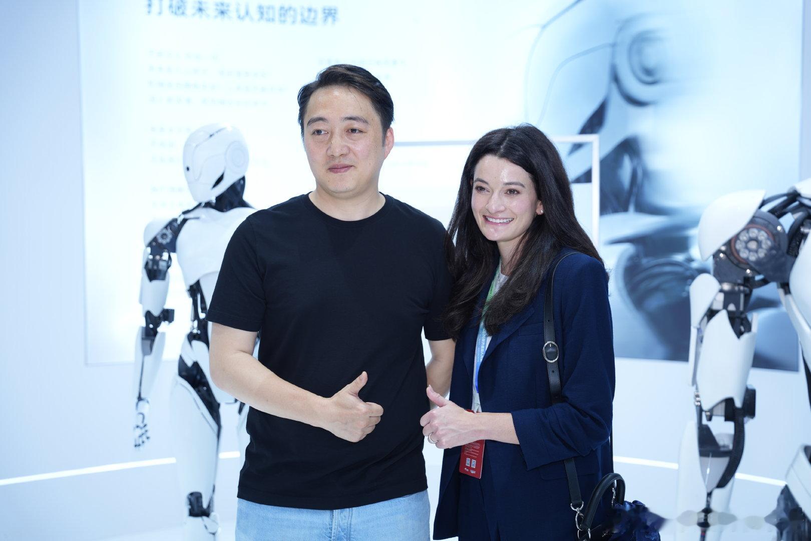#黄仁勋女儿现身北京WRC现场# 路人拍到黄仁勋女儿与桦之坚鲍总碰面，围绕人形机器人供应链开展行业交流，不少业内朋友留意到这次碰面。 ​