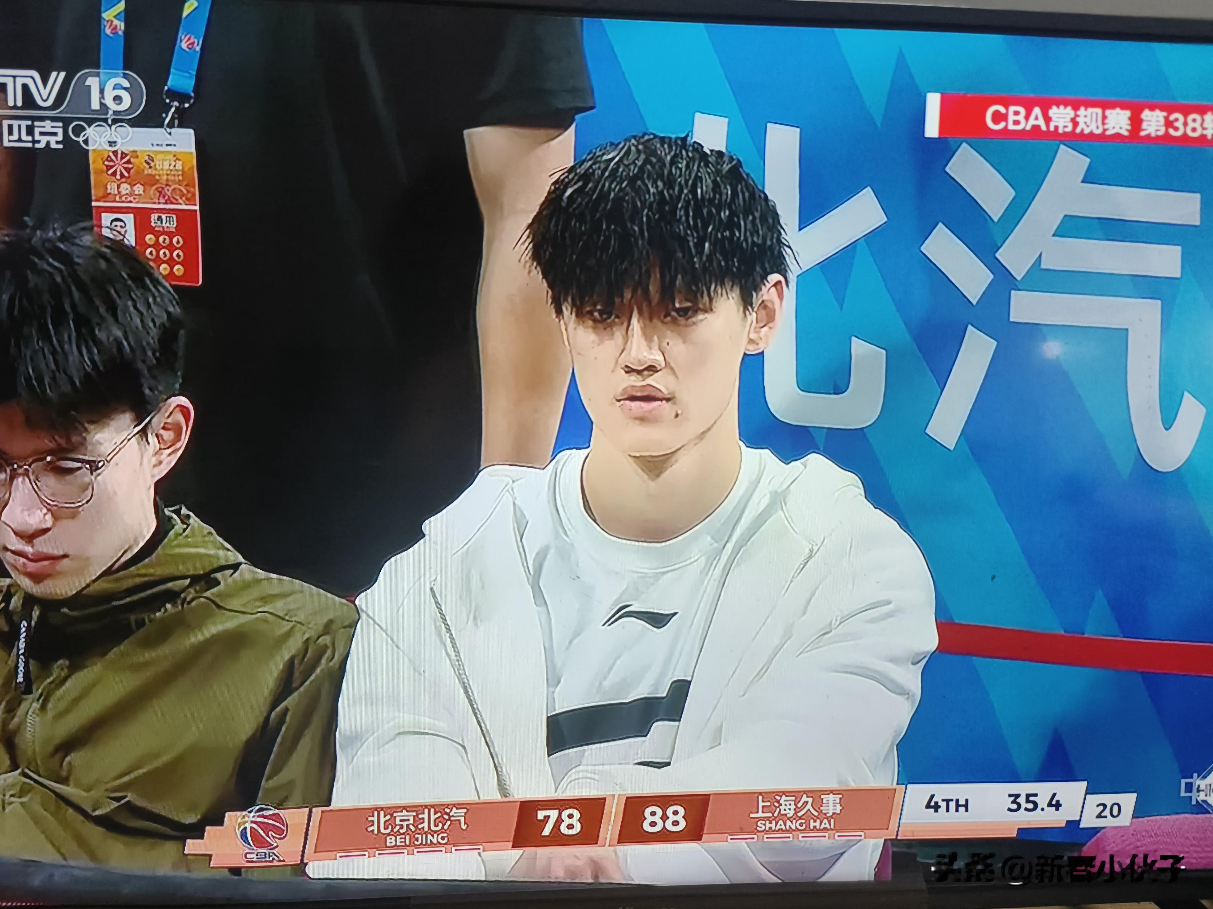 年纪轻轻，本应该是上场杀敌的最好年华，却因为伤病枯坐冷板凳，个中滋味...