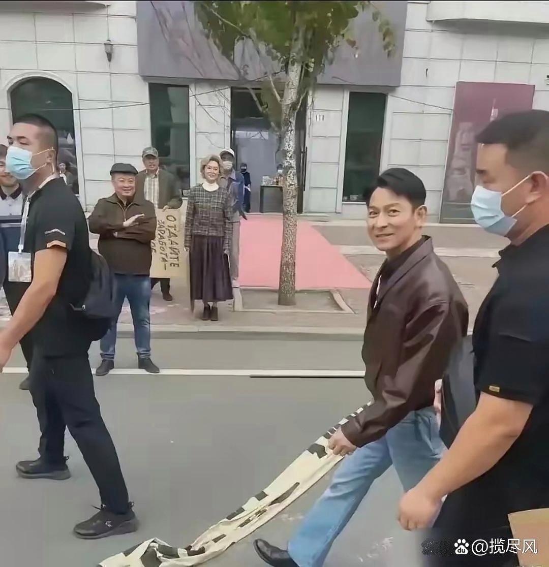 这应该是刘德华最想删的照片吧 ​