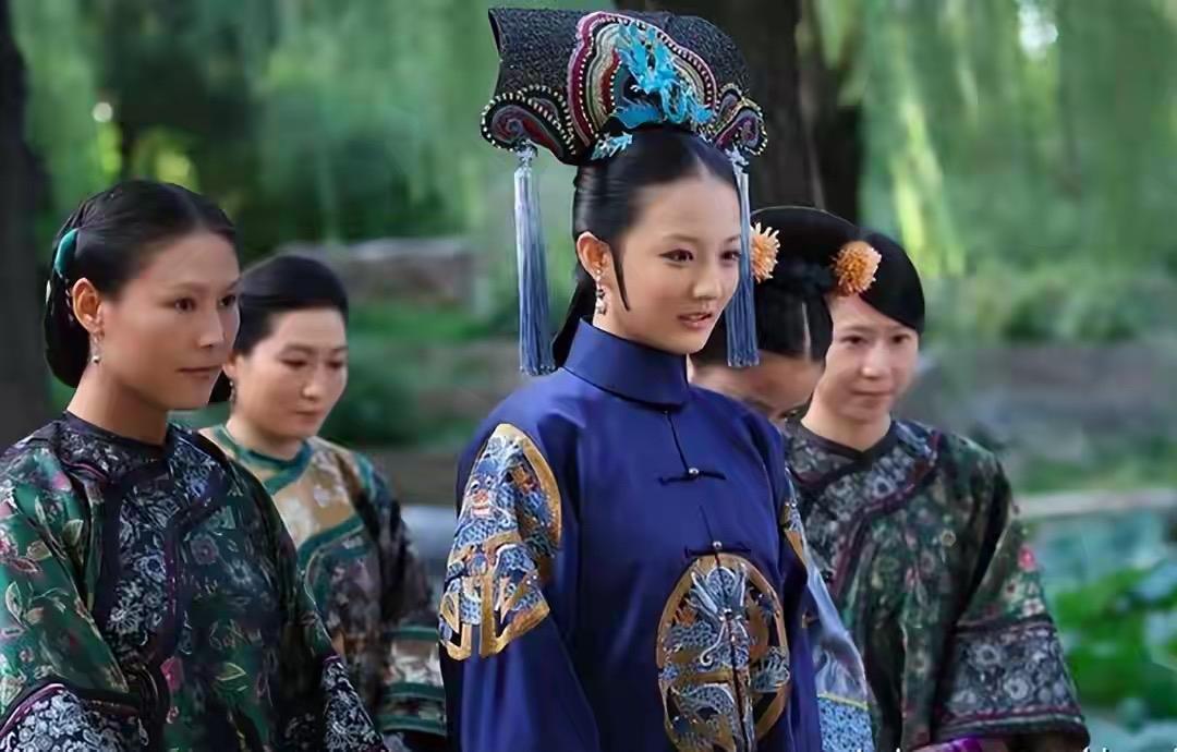 历史上乾隆皇帝到底爱不爱继后?

我一直认为清高宗嫔妃里真让他动了一点真感情的是苏州籍的汉人妃子——陆氏庆贵妃。

我这么认为的理由是清高宗是一个非常重视“规矩”的人，但是在陆氏身上却多次打破他重视的“规矩”。

首先，陆氏的出身非常低，她是苏州织造买来献给清高宗的美女。

这地位，和献给皇帝的猫猫