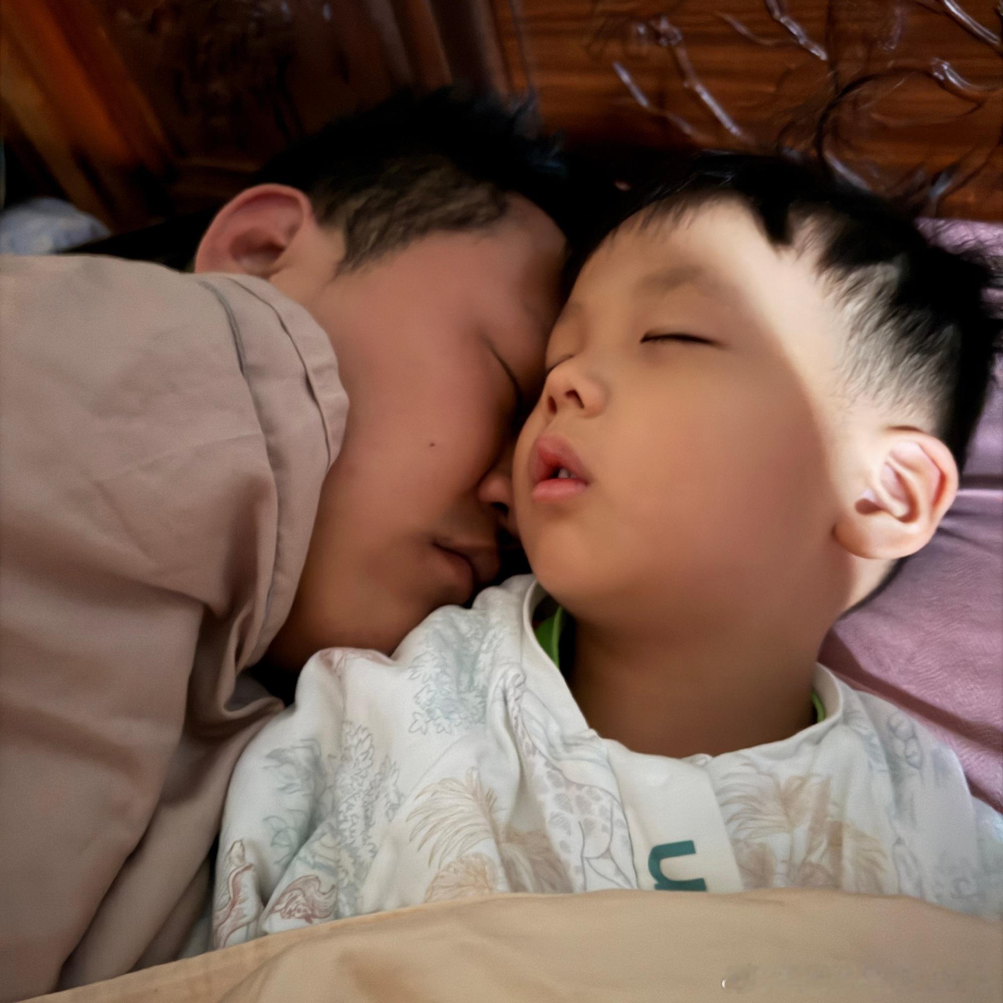 男人因为项目回到花城汇上一周班，每天下班回家都要路过带点什么好吃的回来...