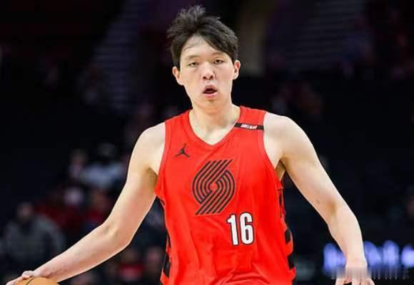 杨瀚森末节登场连拿五分 生涯总得分突破百分大关
北京时间10月22日，NBA常规赛太阳客场挑战开拓者，中国球员杨瀚森在比赛末段获得出场机会，迎来新赛季的得分入账，同时他的NBA生涯总得分成功突破100分，写下个人职业生涯新的里程碑。
末节登场之后，杨瀚森迅速找到比赛节奏。他先是用一记假动作骗过防 ​