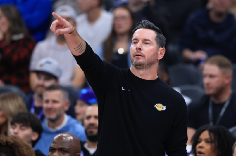 NBA常规赛，湖人客场对阵快船。赛前，湖人主帅雷迪克接受了媒体采访。

记者问道：“从你作为教练和球员的经验来看，当一名球员在对手的球探报告中受到更多关注时，你会如何观察并帮助他？比如这场比赛东契奇缺阵，里夫斯将获得更多的触球机会，承担更多进攻任务。你会如何帮助他适应这种变化？”

雷 ​