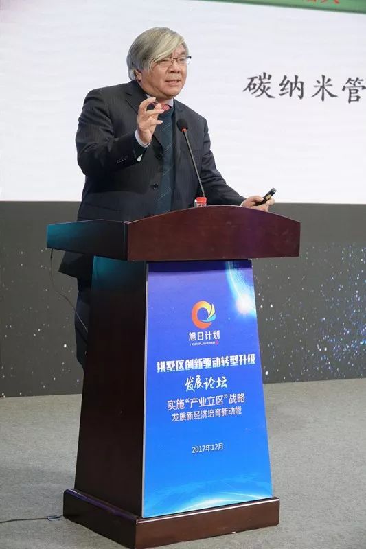 浙大开学典礼现场，一位教授因为特别的发型，还有发言时不断甩动头发的画面迅速走红网络。

很多人第一眼看见画面，都会好奇头发打理背后的秘诀，不少网友直接留言发问，想知道教授日常使用的洗护产品。这场开学典礼本身流程常规，教师代表上台分享求学感悟，原本只是一场校内仪式，一段现场拍摄的视频流出之后，热度快速
