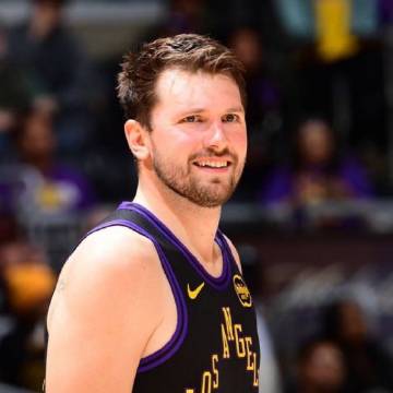 Shams：湖人队并不指望卢卡·东契奇能在首轮回归。他将无限期缺阵。