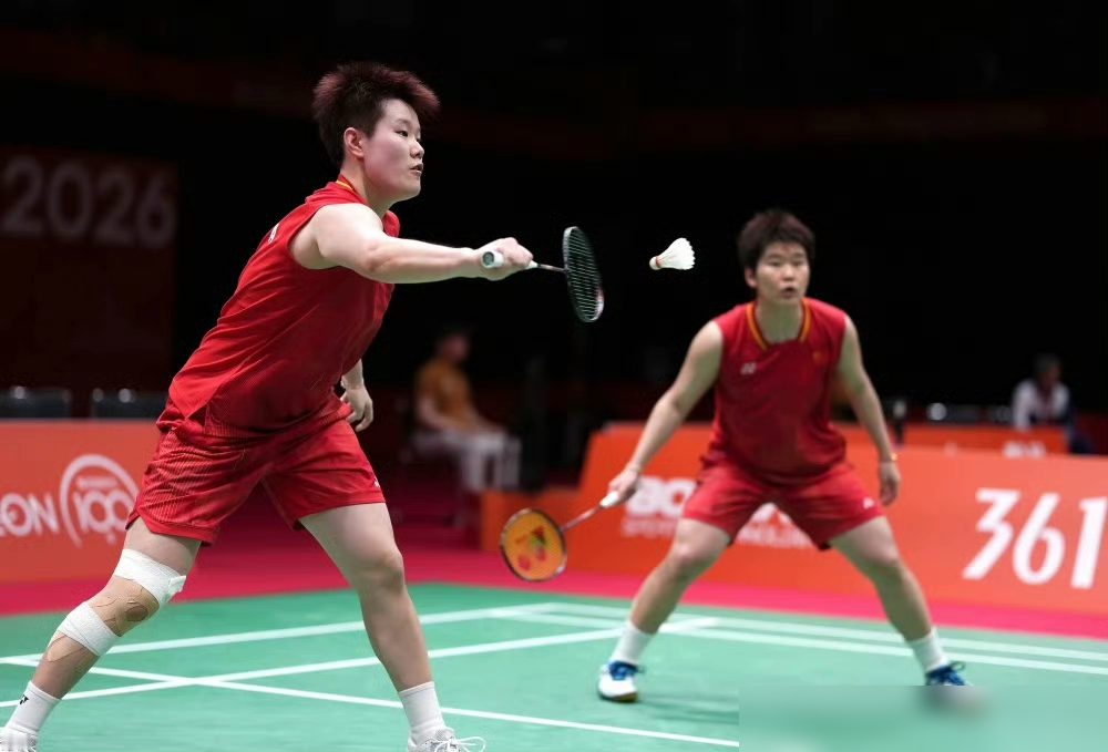 国羽世界第一，差点在名古屋翻了车。
9月28日的亚运会女双半决赛，刘圣书和谭宁迎战马来西亚组合。
在此前的比赛里，这对国羽王牌刚以2-0横扫对手，势头极猛。谁能想到，半决赛一上来就挨了当头一棒，直接丢掉首局。
退无可退，只能死磕。两人迅速稳住心态，找回强攻手感，硬是和对手死咬比分，连扳两局，以