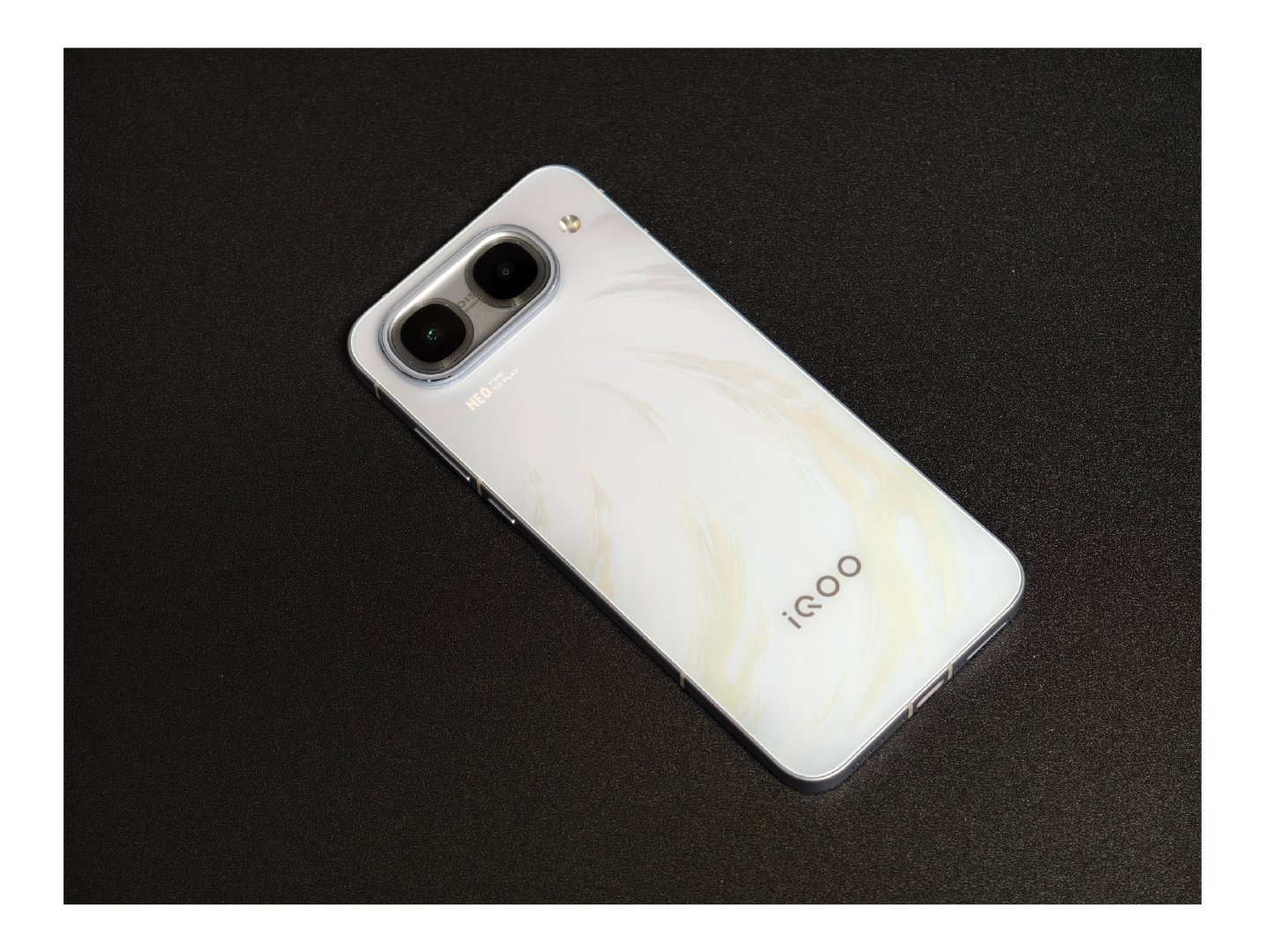 iQOO Neo11至尊版可以说是开学季蛮值得入手的一款性能机了

一是天玑9500M的GPU相比骁龙8E Gen5 V削弱不多，整体性能更有保证

二是镜头模组造型在横屏玩游戏的时候很舒服，散热背夹也好放

三是3399元的价格后续很难再做到了，盲猜后续的iQOO Neo12会来到4K档 ​