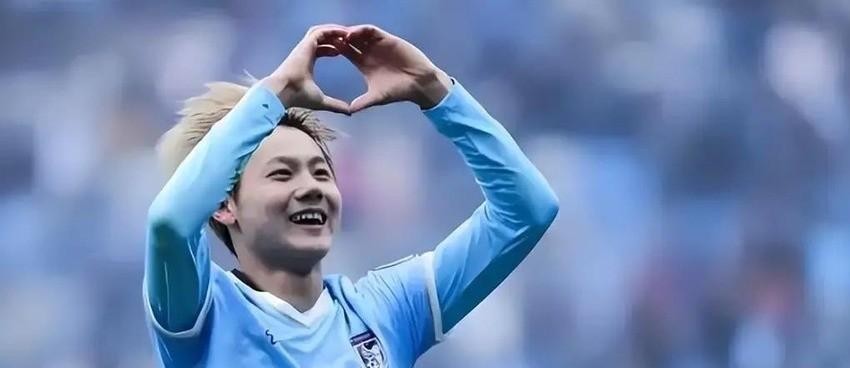李磊为国安踢了200场，拿过足协杯冠军，进过国家队。2026年5月23日，他第84分钟替补上场，第87分钟防守失位导致丢球。赛后，北京国安官方微博给一条骂他的评论点了赞。那条评论六个字：李磊可以退了，上来干嘛？
这条评论被截图传开之后，球迷翻出了比赛数据。专业评分网站给李磊打了2.9分，全场最低。他