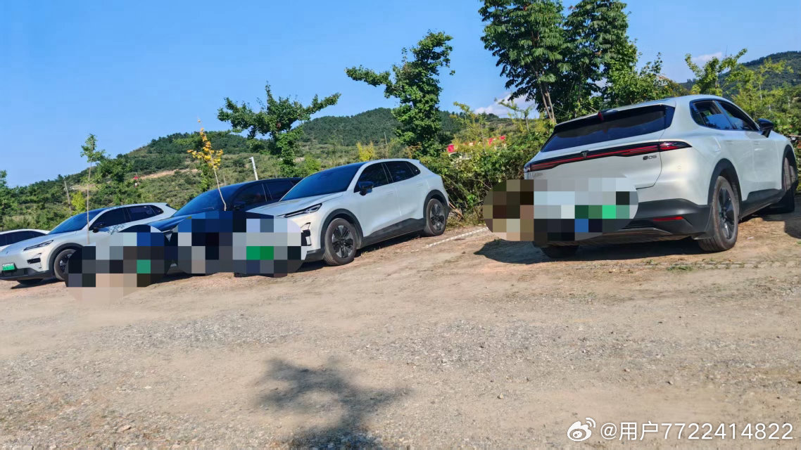 周五下班，把帐篷睡袋往S05后备箱一扔，就出发了。

到营地天已经黑了，支帐篷的时候全靠车灯照着，亮堂堂的。弄好了从后备箱翻出小炉子煮了包面，加了两根火腿肠。热气顶着锅盖噗噗响，香味儿在凉空气里散开，我自己蹲那儿吸溜着吃，烫得直哈气。

吃完往折叠椅上一靠，抬头看星星。秋天夜里天清，星 ​