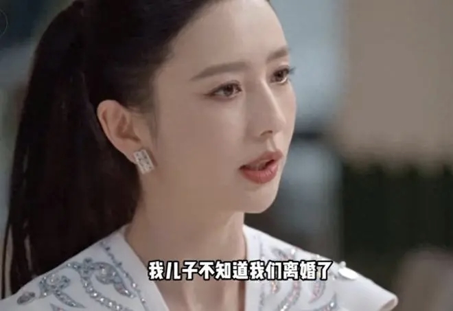 佟丽娅和丈夫离婚五年，暂时瞒着孩子，这场善意的“隐瞒”，藏着佟丽娅独有的温柔。…………………………………
一次访谈里，佟丽娅一句坦言，引来无数热议:离婚已经五年，十岁的儿子朵朵到现在，还不清楚父母已经分开的事实。 
消息一出，议论分成截然不同的两种声音。有人觉得孩子年岁渐长，对外界感知敏锐，刻意隐瞒
