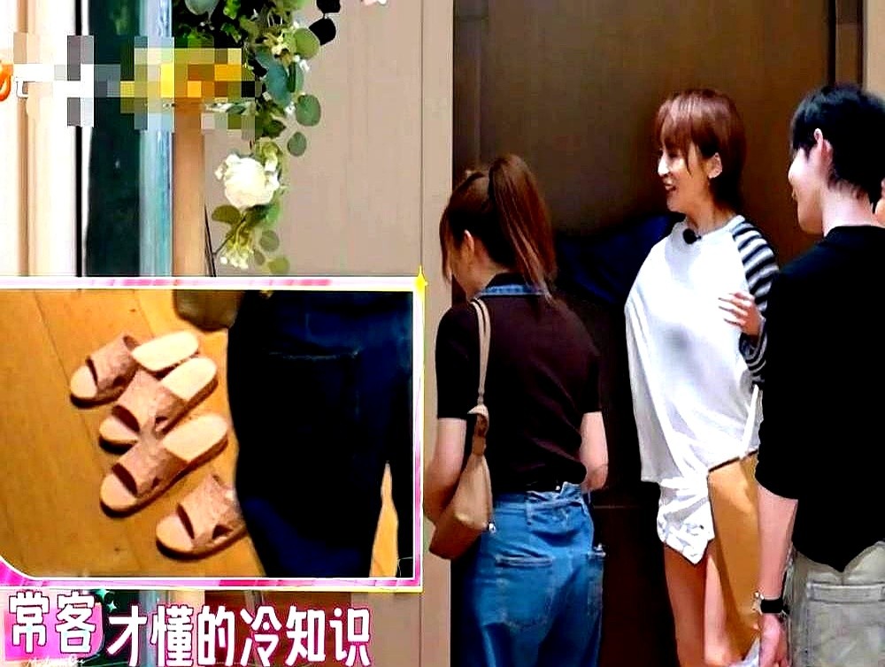 去陈妍希家做客，进门直接嫌弃主人的拖鞋底子太矮，自己掏出一双厚底拖鞋换上。谢楠这波操作，直接扯下了成年人社交的遮羞布。

换作一般人早挂脸了，陈妍希不但没生气反而乐了，直接让谢楠留一双常驻家里。这种卸下体面的底气，是真刀真枪拼出来的。当年陈妍希婚礼前半天司仪突然失声，谢楠接个电话直接冲过去救场。陈妍