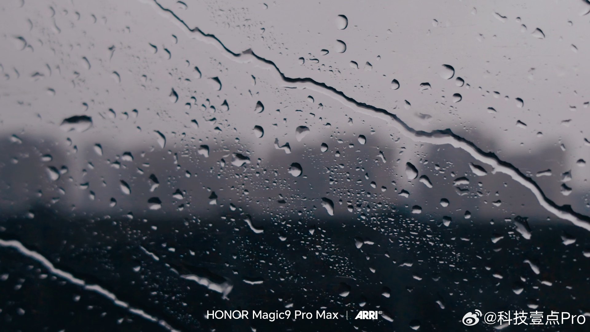 使用荣耀Magic9 Pro的阿莱模式拍摄的几张照片，拍摄的是雨中高铁的车窗，这个质感确实比原相机高级。 ​