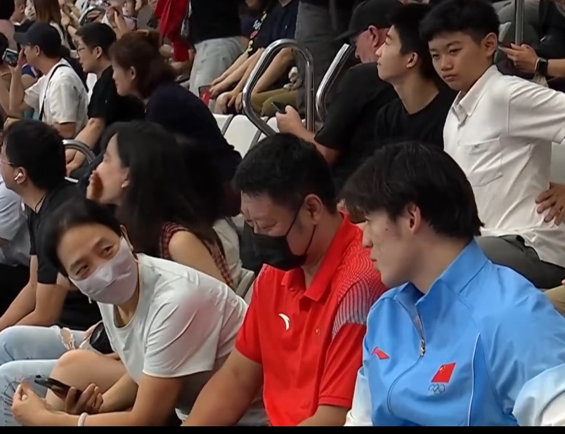 张展硕的父母也来见证儿子在亚运会的第七金了，夫妻俩很低调，戴着口罩坐在观众席，和身旁的游泳运动员一起聊天，心里也很为儿子骄傲吧，儿子张展硕亚运会夺得第七冠的时候还在赛场上用手指头数了一下自己的金牌数量，最后比了个七的手势，很优秀！
  张展硕父母都只是山东青岛港普通职工，但都热爱运动，母亲以前也是专