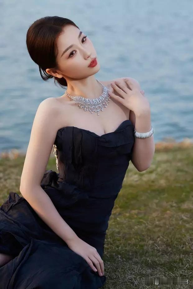 夕阳余晖下，虞书欣黑裙加身，凹凸曲线与白皙美背共绘性感画卷