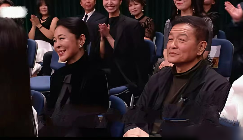 结婚二十多年，倪萍和杨亚洲第一次在镜头前并排坐着，台下乌泱泱全是人。
金鹰奖颁奖礼，导播切过去，俩人中间隔着扶手，坐姿端正，没有牵手，没有耳语。
不熟的人看着像普通同行。
可往前翻，2005年领证，连张合照都搜不到。杨亚洲唯一公开聊倪萍，还是2011年电影宣传，只说了一句她不仅是好主持人，还是