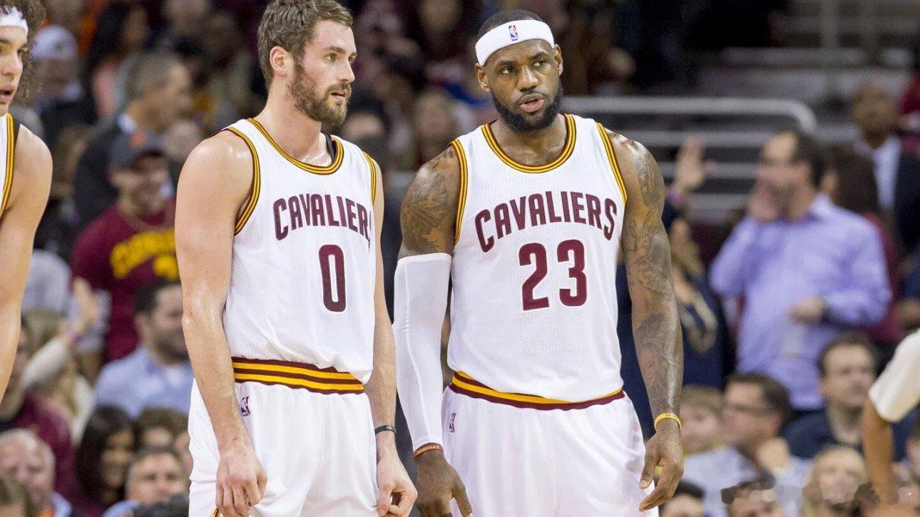 #詹姆斯距NBA总收入第一仅差180万#

詹姆斯在费城等他，60万成了最后一道坎
8月13日，乐福在播客里说出一段藏了十几年的往事：森林狼时期，他无数次一个人喝到断片，只为让心理压力暂时消失。

"明尼苏达的冬天又长又冷，我大多时间只能待在室内，一杯接一杯。我明知道这样不健康，但已经不在乎了，只 ​