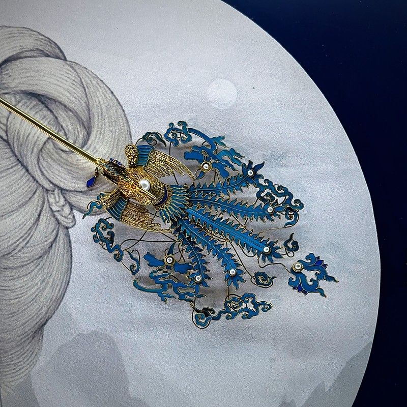 金黑古风的复古宫廷风真的直接戳中审美点，那种自带的霸气贵气感，完全长在喜好上。
之前刷到罗云熙广州演唱会的那套宫廷风王子造型直接看愣了，复古立领内搭配剪裁考究的黑礼服外套，衣身全是精致金属纽扣点缀，版型利落挺括，浅金色卷发在舞台灯底下泛着细碎光泽，眉眼妆干净精致，一出场