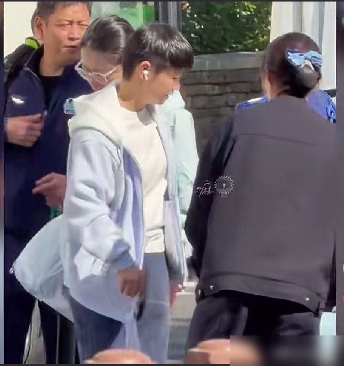 王楚钦退了，林诗栋退了，孙颖莎没退。
10月2日人已经到首钢园开练了，脚踝和肩膀的伤，亚运会前就有，当时10个骨科专家会诊，结论是建议休养。结果她女团、女单、混双三项全打满，扛回来1金2银。赛后自己说，体力和精力到极限了。
现在大满贯签也抽了，镇守下半区，1/8可能碰桥本帆乃香。混双因为王楚钦退