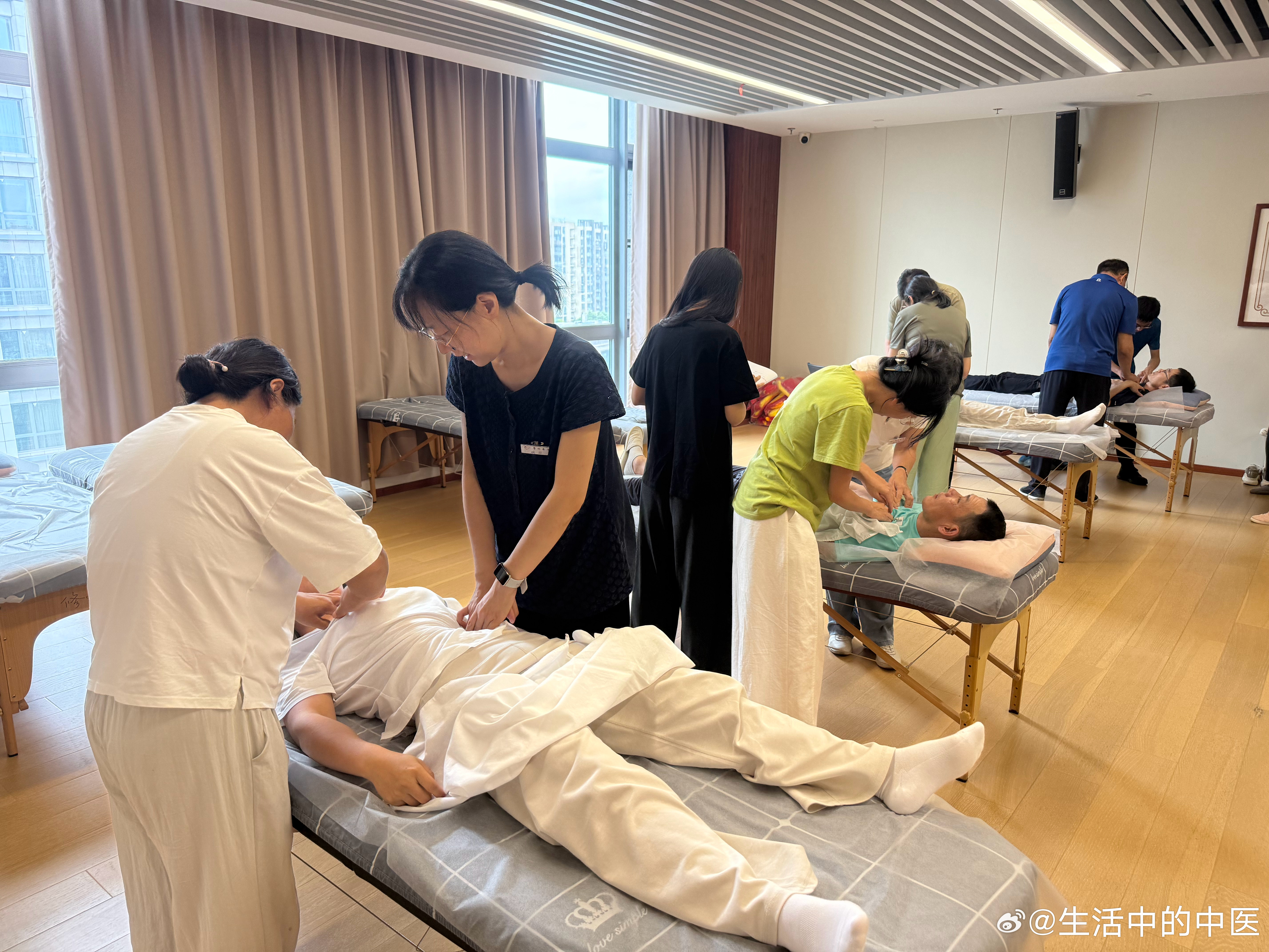 上海养生四期的经穴定位课昨天开始了，这是为非药物治疗和针刺治疗打基础的实操课，感谢集团教务部的信任，继续担任带教老师。第一堂我和同学们强调：不光要掌握好真人身上的取穴方法，更重要的是练好点穴的手感。  ​​​