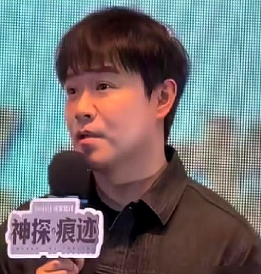 “相知于微时，年少轻狂，彼此坦荡，这情分后来遇不上。”

陈思诚拍新片，翻通讯录找了二十年前《士兵突击》的老哥们。张译扛主角，李晨和邢佳栋参演，大家拍戏期间还拉了个微信群。

本来他还想让张国强演个反派凶手。

可惜张国强档期撞了没去成，陈思诚挺遗憾。

人到中年才明白，能第一时间想起又愿意拉一把的