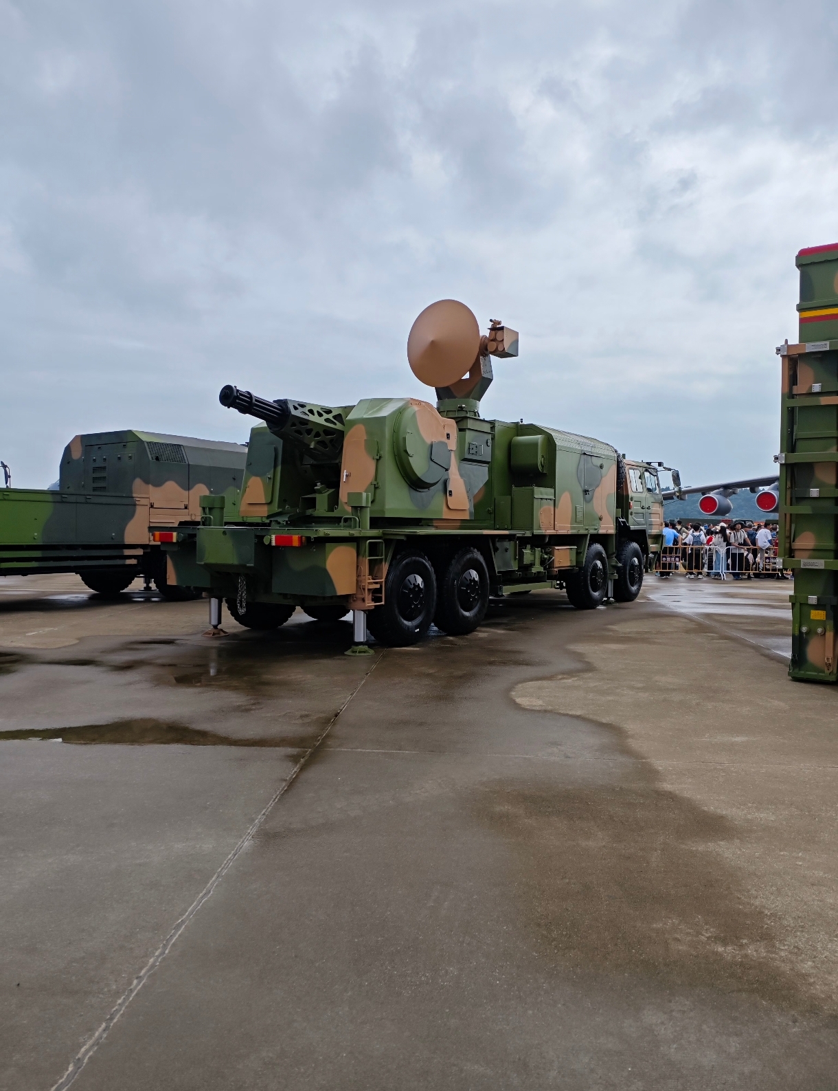 陆盾3000防空系统，是1130速射高炮配红旗11防空导弹，卫星、相控阵雷达，火控雷达数据共享，导弹打远处几十公里的空中目标，1130速射高炮打5000米内的空中目标。最好的防御就是进攻，先发治人，把敌人消灭在国门之外。