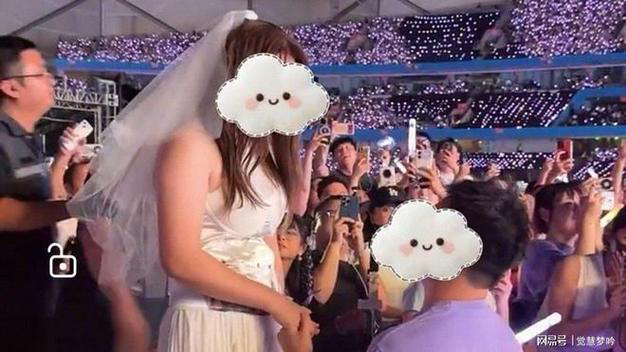 演唱会求婚变闹剧，撒喜糖致混乱是保安介入主因？
近日，赵雷鸟巢演唱会上一对情侣的求婚引发广泛争议。事件拍摄者发声还原过程：在《南方姑娘》演唱环节，前排男子向身穿婚纱的女友求婚，女方激动站起遮挡后排视线，引发观众齐喊“坐下”。坐下后，情侣向周围抛洒喜糖，直接导致现场出现哄抢与骚动。正是这一行为促使保安