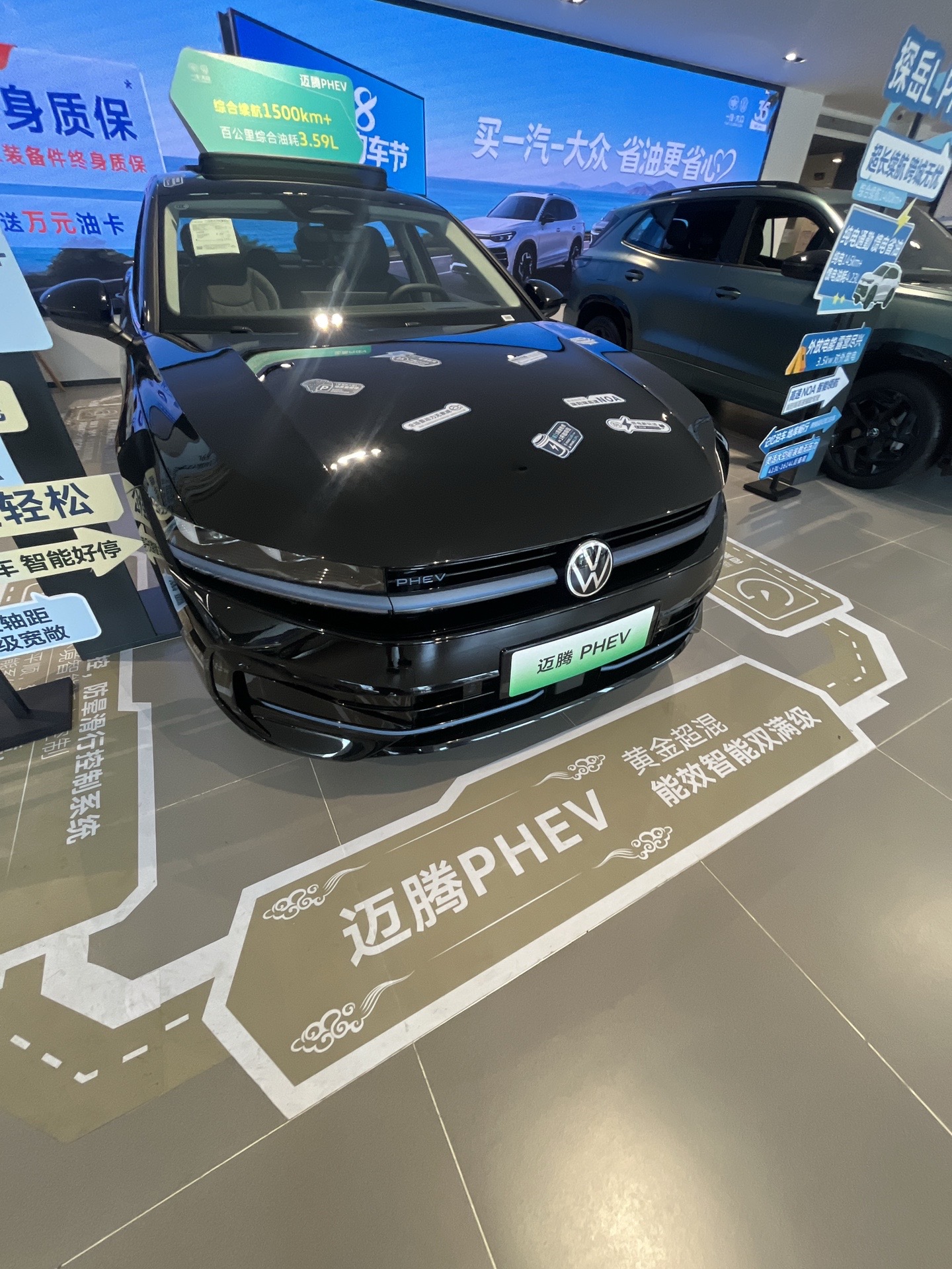 想要一台兼顾家用通勤与长途出行的B级轿车，一汽‑大众迈腾PHEV会是值得细细体验的选择。整车延续德系沉稳的设计风格，前脸格栅搭配专属蓝色饰条，低调之中透出新能源属性，商务家用都不会显得张扬。

动力上搭载黄金2.0超混系统，1.5T EA211 EVO II混动专用发动机加持双电全域超混架构，综合续
