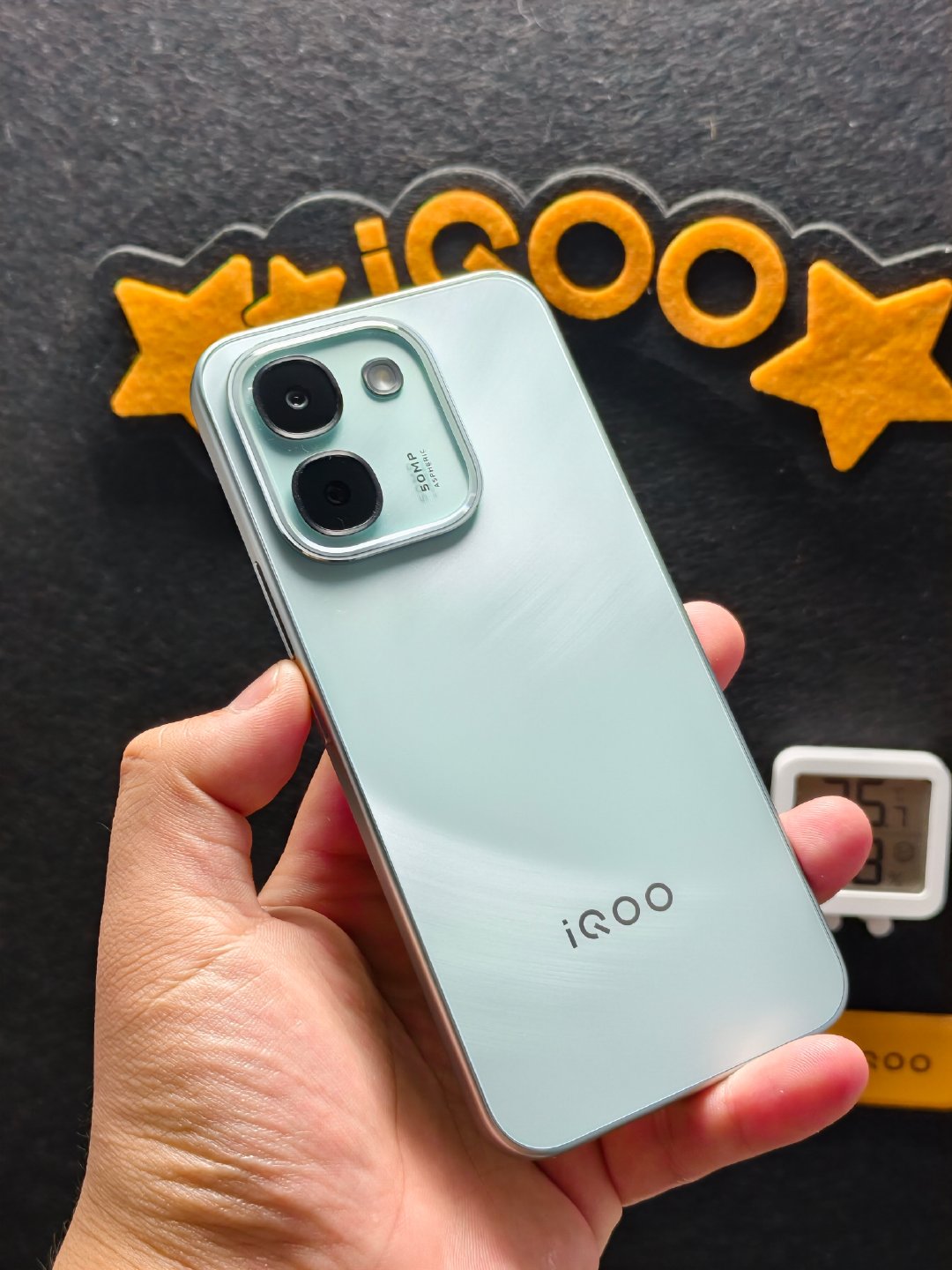 #iQOO Z11S#这次的大R角设计真的好评，手感非常好，一点也不硌手[doge]高级感十足，屏幕采用一块144Hz高刷，2000nits峰值亮度的OLED屏幕，显示效果很通透，户外也看得清楚。 ​​​10000毫安时大电池续航非常耐用，妥妥用两天半不是问题。#iqoo[超话]# ​