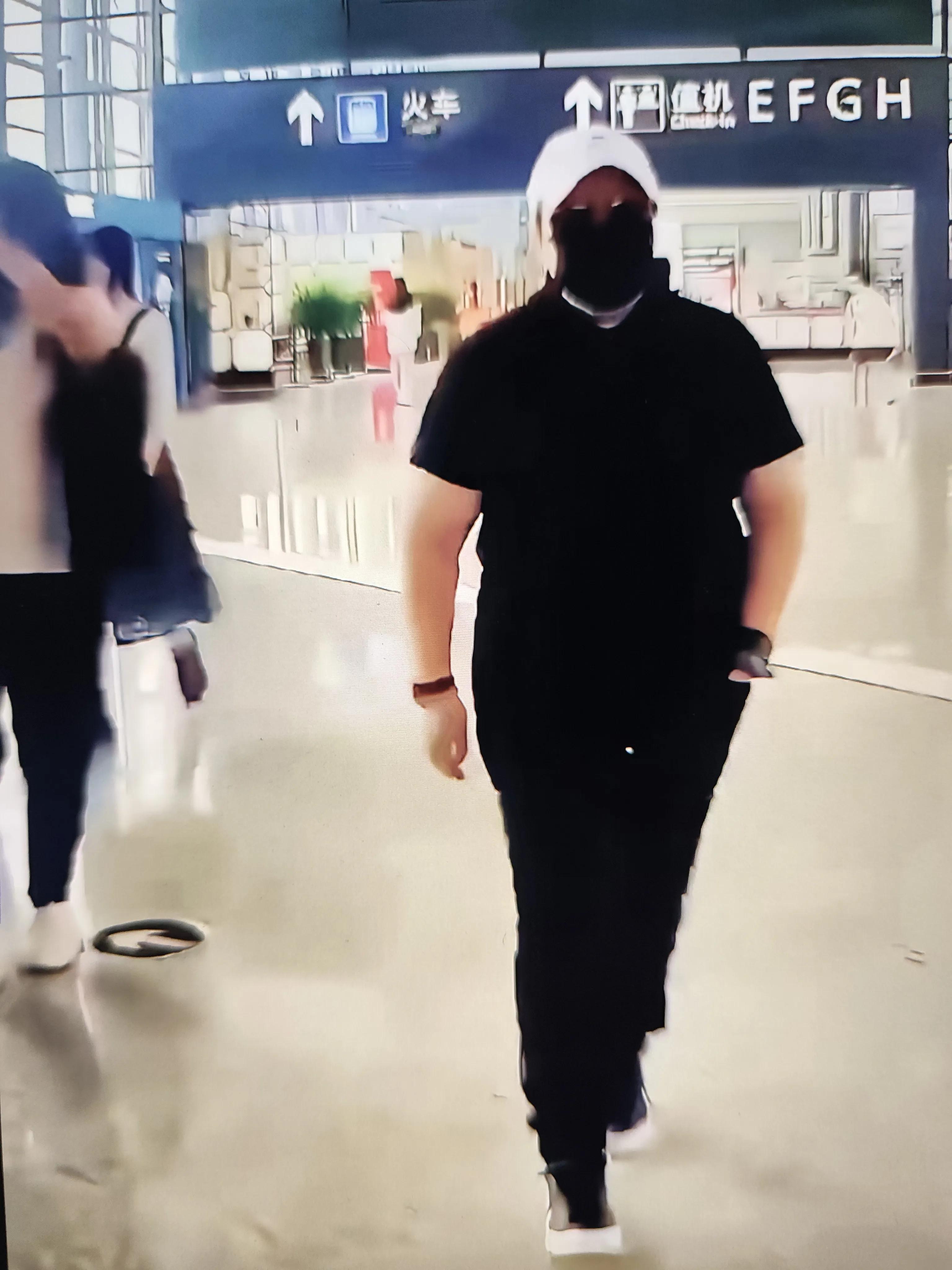 现在韩红肯定很恨于东来，本来救护车的事已经快要没声音了，他突然蹦出来力挺自己，热搜立马又上来了，这几句话对于东来无关痛痒，但是对韩红来说，又得多挨几天的骂。
 
于东来的表态，只是认可韩红多年奔赴灾区、投身公益的付出，并没有针对救护车采购争议做辩解。舆论却自动把这番话解读成站队，原本慢慢降温的话题再