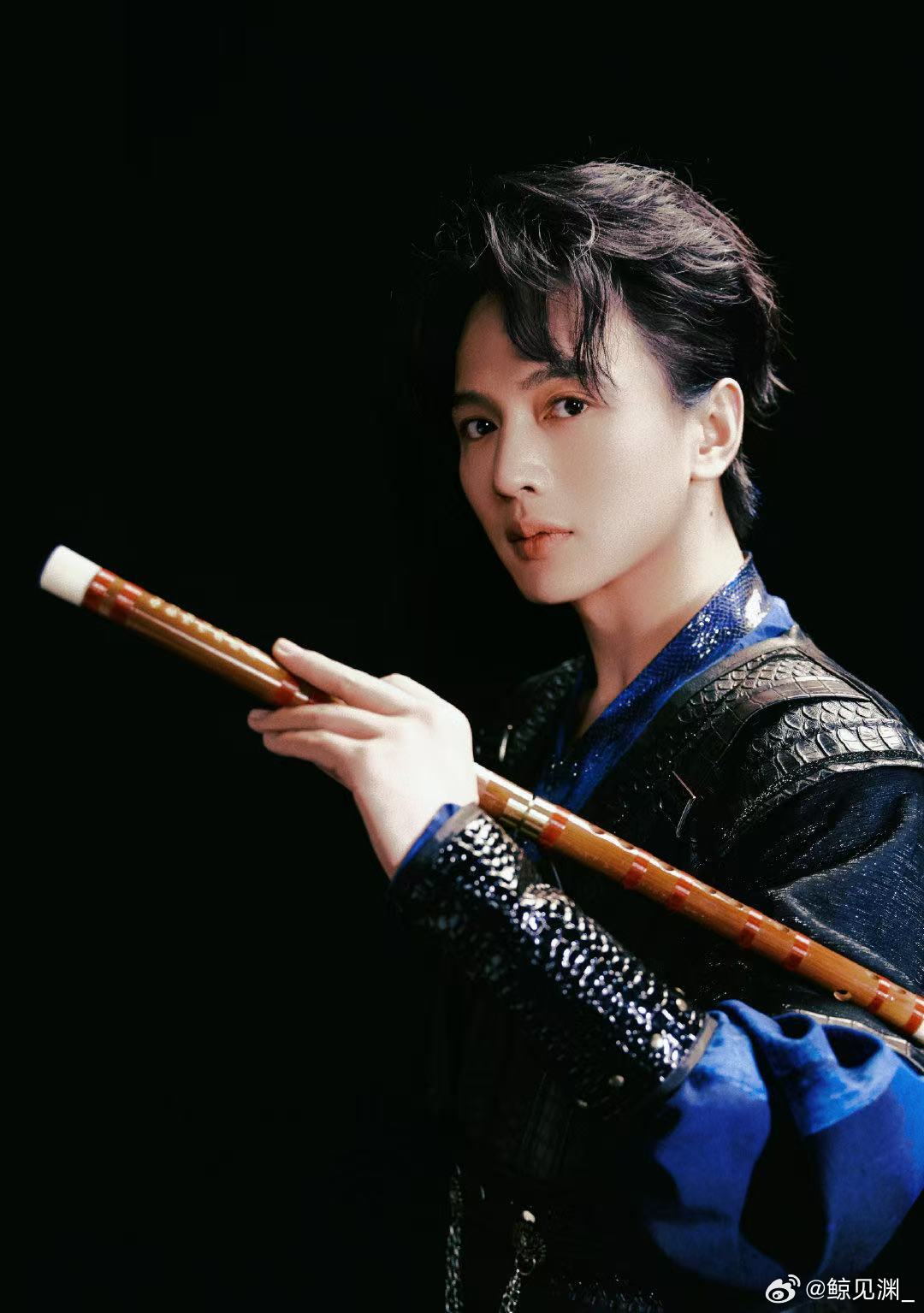 #小沈阳王赫野安慰叶润泽##叶润泽被淘汰哥哥们没一个好脸色# 披荆斩棘这季的群像感真的戳人，叶润泽淘汰离场的时候，周围哥哥脸上全都挂着失落。不是演出来的剧本情绪，是真心舍不得伙伴离开，小沈阳王赫野第一时间上前安慰，氛围感看着特别真实。 ​