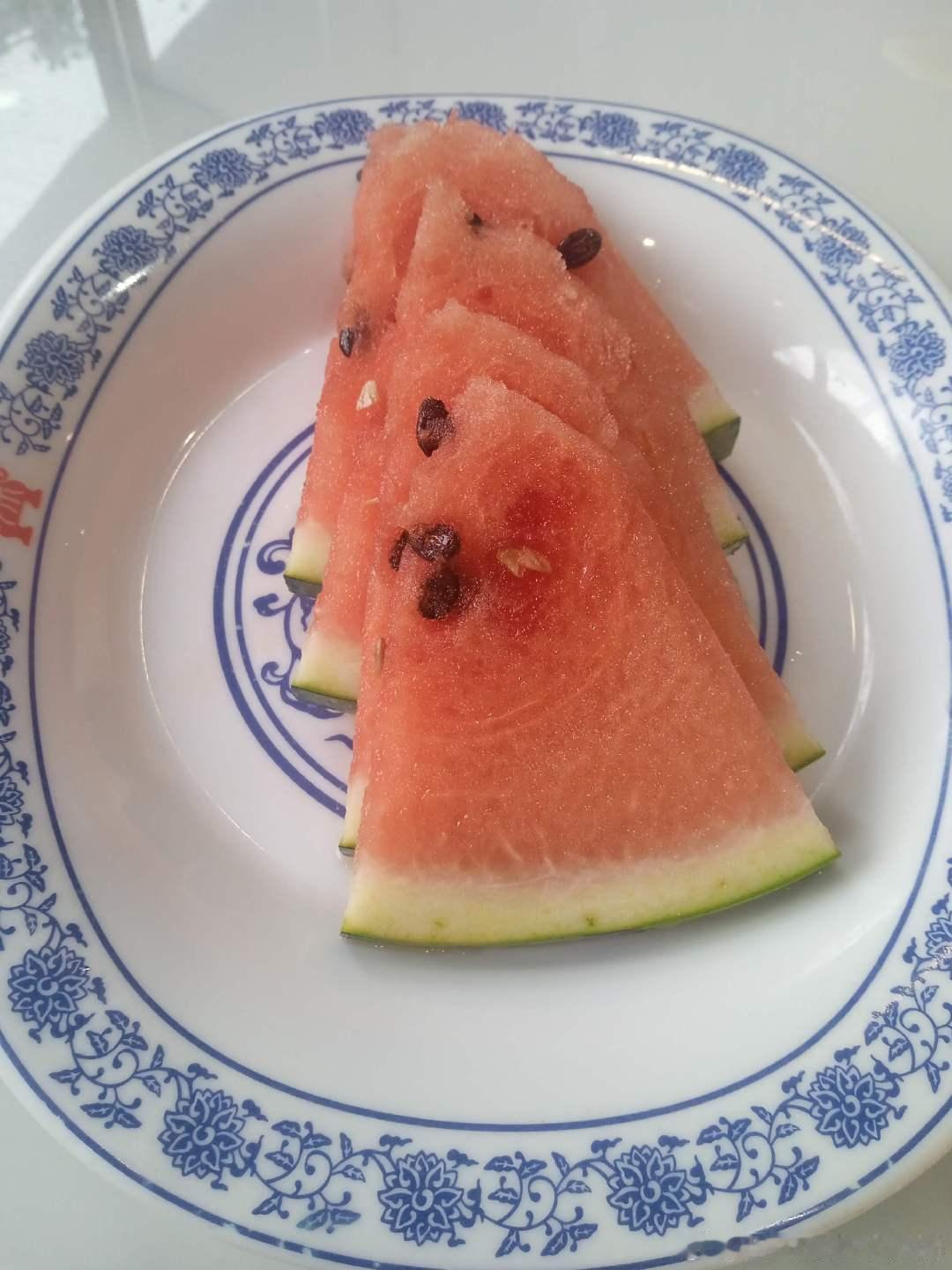 #高校回应老师在食堂白吃蘸料引争执# ​