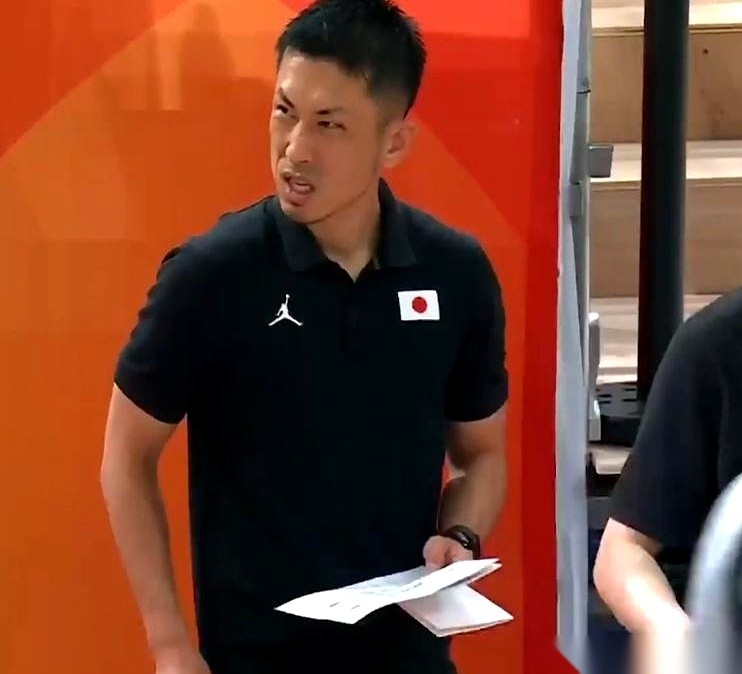 中国男篮输给这支日本男篮后，对面主教练赛后的一场脱稿采访，宛如对着球迷兜头浇下一盆冰水。
现场话筒前，这位教练语气出奇地平静：“说实话，这个结果……我们赛前根本没有想到。”
这绝不是什么社交辞令上的客套。这是他看过全场比赛后，最真实的反应。
回看这40分钟的转播镜头，分差背后的场面，刺眼得让人如坐针