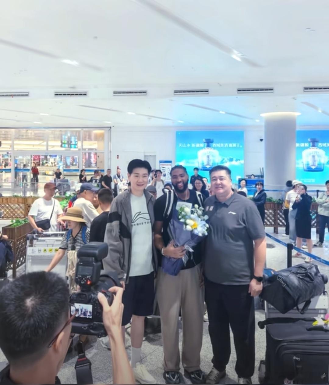 戴德里克·劳森已经抵达乌鲁木齐，正式和新疆男篮会合备战新赛季。
 
说起来挺有意思，作为黎巴嫩的归化内线，在世预赛窗口期劳森选择失联缺席国家队赛事，没有代表黎巴嫩出战。不少球迷调侃，真得感谢他这次“玩失踪”，[泪奔][泪奔][泪奔]倘若当时劳森身披黎巴嫩战袍登场，对阵中国男篮的结局，或许会 ​