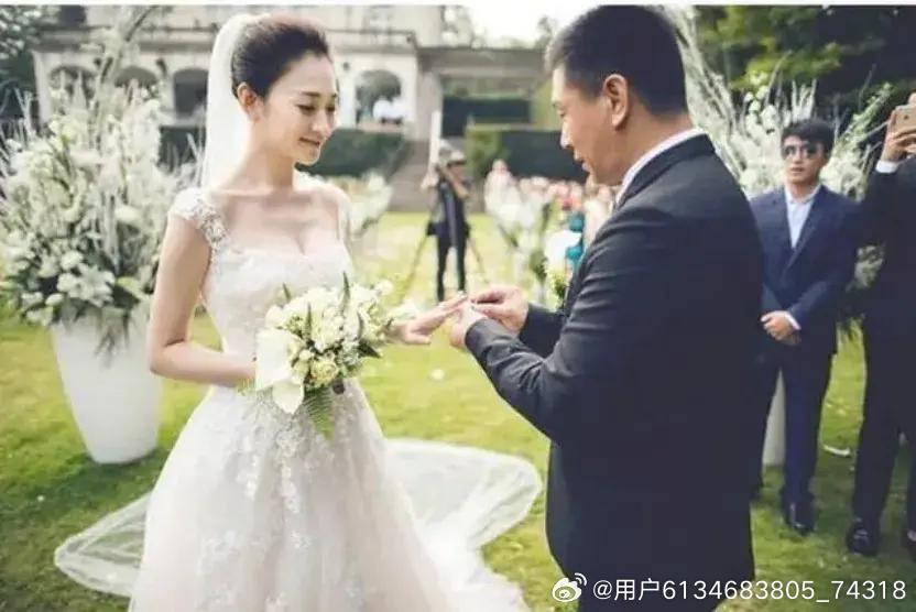 演员李小冉硬杠营销号
 
女演员李小冉承认离婚，还发文直面营销号，直言对方撒谎张口就来，看得让人感慨。离婚本就是人生里一件重大的事，属于私人的生活选择，其中滋味也只有当事人自己清楚。可总有些营销号喜欢盯着别人的私事，添油加醋、肆意加工编造故事博取流量。
 
每个人都该有自己的生活边界， ​