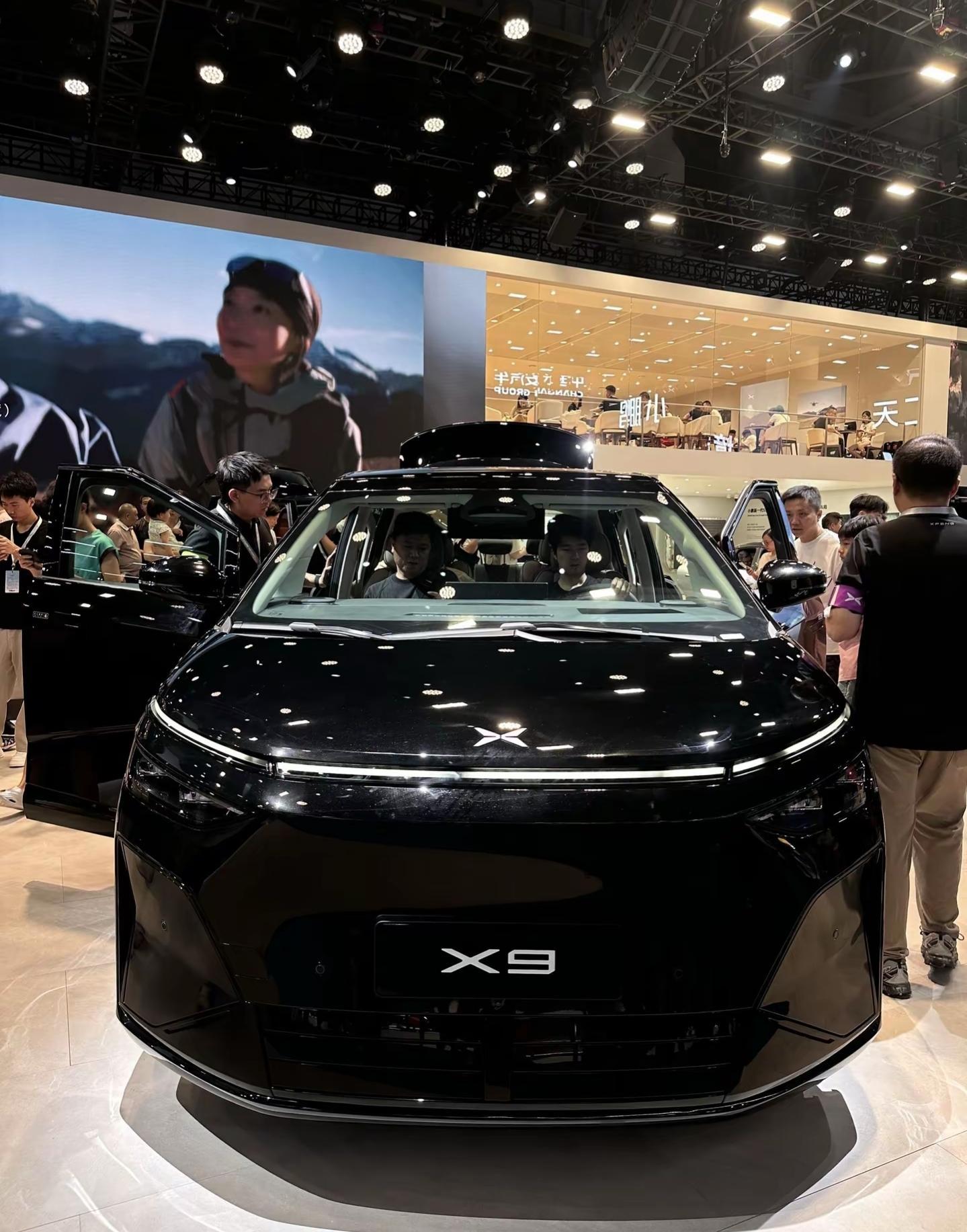 成都车展看小鹏X9，这次带来全新黑武士套件，包括星刃运动轮毂、极夜黑车漆和星舰尾翼，套装价8800元，尾翼单独选装1298元。X9全球累计交付已经超过6万台，今年7月在泰国和香港都是豪华纯电MPV销量第一。车长超过五米二，六座布局，第二排航空座椅带通风加热按摩，第三排能坐成年人，后备箱空间也够用。动