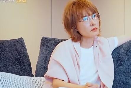 谁能想到，十几年前那场选秀留下的旧账，居然还能被当事人亲自翻出来当面清算。
在刚播出的综艺《后会友期》里，当年亲密无间的超女姐妹花厉娜和许飞，直接把当年的恩怨摆到了台面上。
厉娜在镜头前毫不避讳，直言自己恨了许飞很多年。
按她的说法，当年正是因为许飞在公司高层面前打小报告、说了不少坏话，才直接