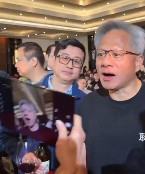 对三折叠的吃惊都整出表情包了，老黄！[泪奔][泪奔] ​​​