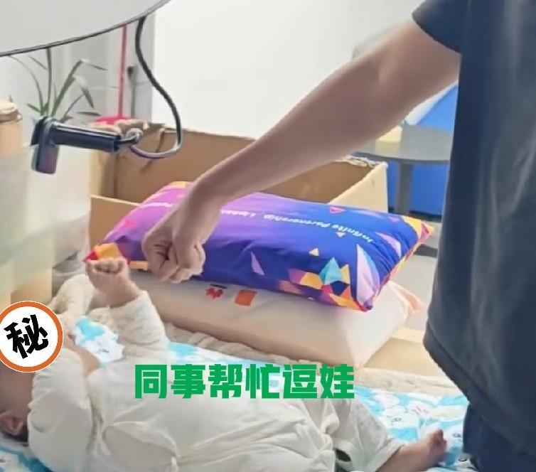 老板人性化:宝妈带俩月娃上班

昨天，有媒体在广东深圳采访到一位产假未满的二胎宝妈任女士。

任女士在深圳打拼，生了二胎，才2个月。

双方父母都指望不上，没人帮着带娃，请保姆有没那个经济条件——在深圳那样生活成本很高的一线大城市，养育两个宝宝，经济压力确实不是一般的大。

任女士没歇完产假，就想做