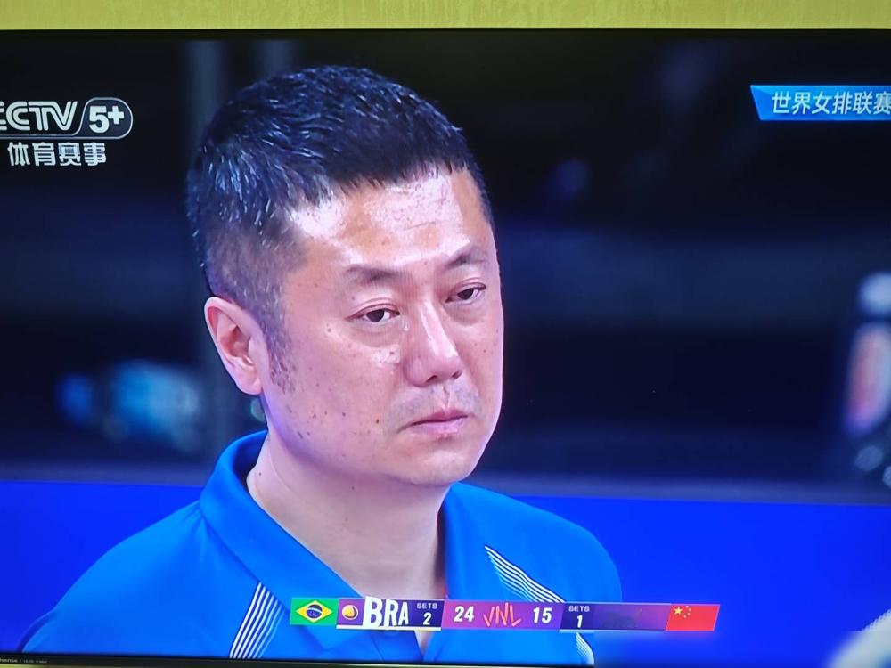中国女排亚锦赛丢冠，真不是主教练赵勇的锅！
决赛数据摆得明明白白，中国队一传完美率仅16%，泰国队37%，差了一倍还多。
龚翔宇全场仅拿4分，进攻成功率25%，泰国核心一人轰下28分。总进攻得分中国队落后9分，右翼彻底哑火，全队只能靠两个主攻硬扛。
朱婷，李盈莹全都缺阵，这套残阵本身就先天不足