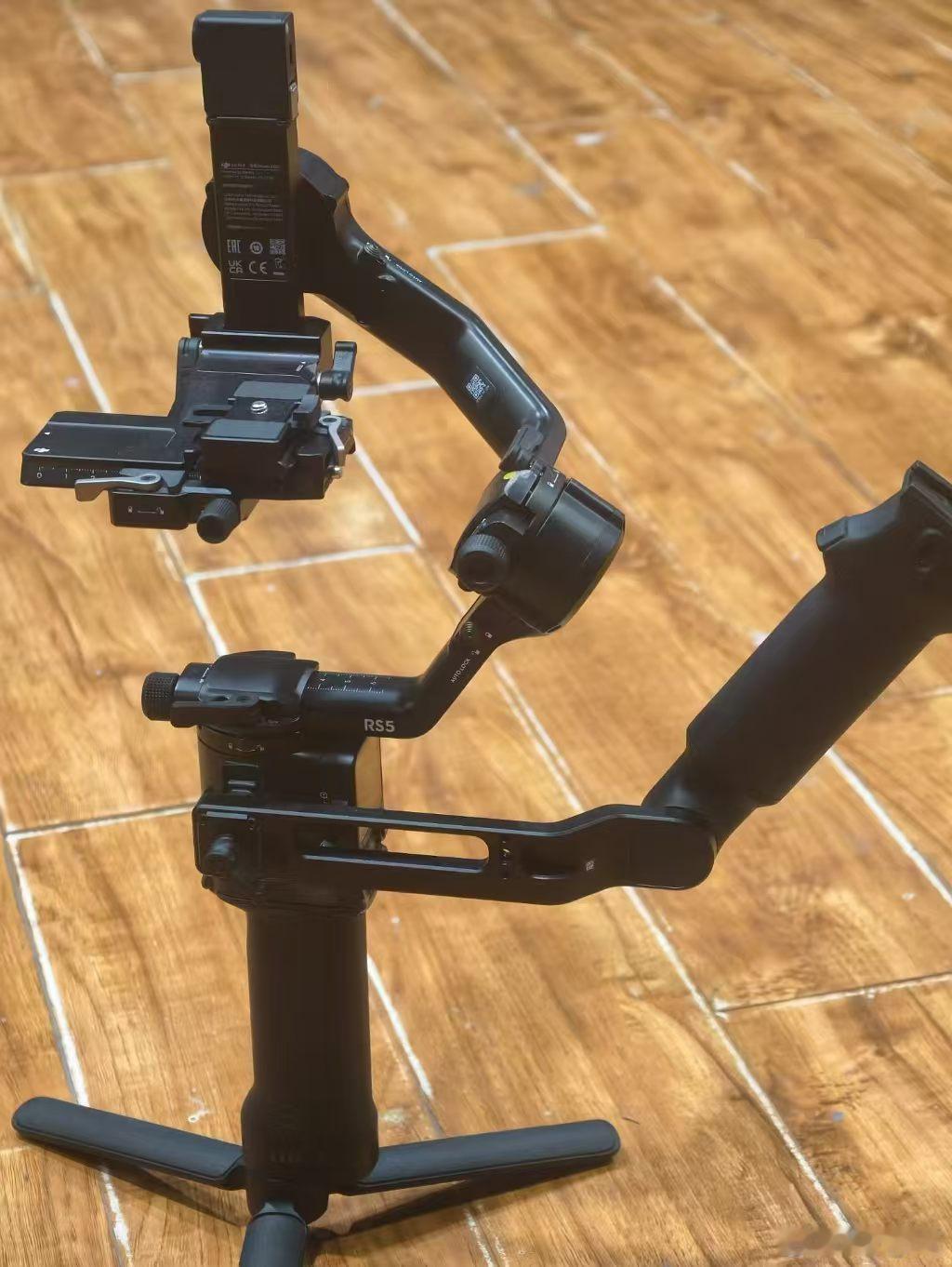 🎬大疆如影系列稳定器｜现货出租
机型：RS2、RS3、RS3 mini、RS3 Pro、RS4、RS4 Pro、RS5、手机稳定器
RS5标配智能提壶、追焦模块，专业功能齐全。
设备定期维护，配件完备，租金透明无隐形消费。
短租、长租均可，西安同城可自提，也可协商配送。
适用于影视拍摄、自媒体、活动跟拍、个人创作。
价 ​