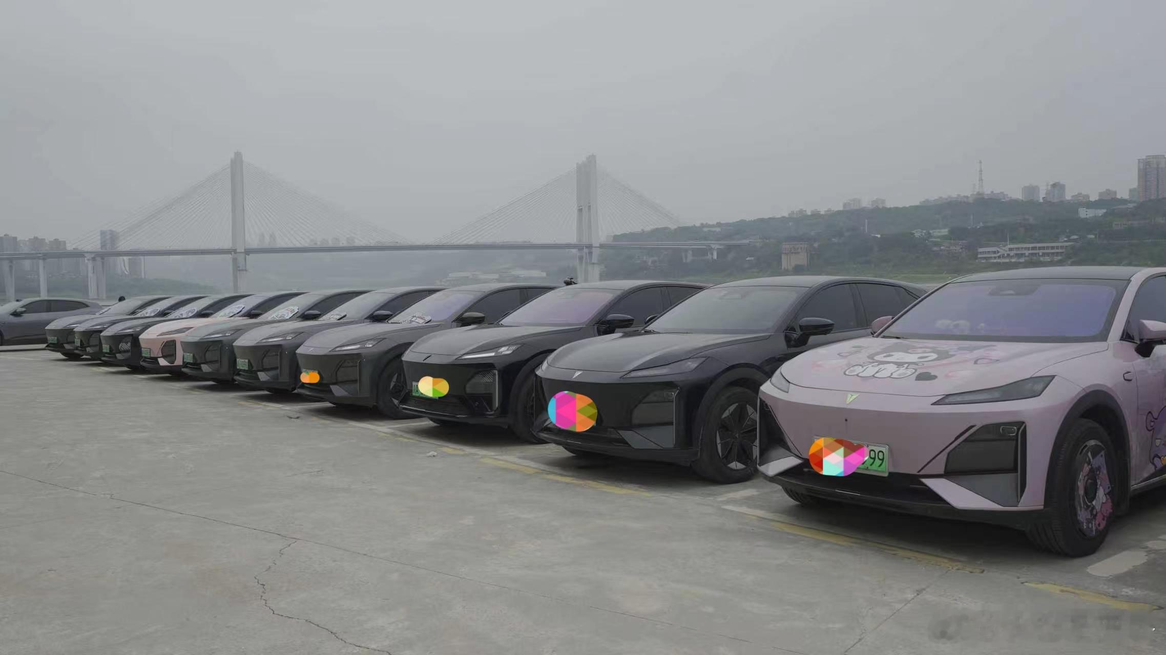 #深蓝S07重庆车友会# 
这次参加深蓝S07卡丁车车友会，真的玩得超级开心，全程又刺激又解压，简直太尽兴了！平时上下班开自己的深蓝S07都是稳稳当当、安安静静的，完全体会不到飙车的快乐，这次车友会组织的卡丁车活动，直接让我过足了瘾。
现场来了好多开深蓝S07的车友，大家刚开始还稍微有点拘谨，没 ​