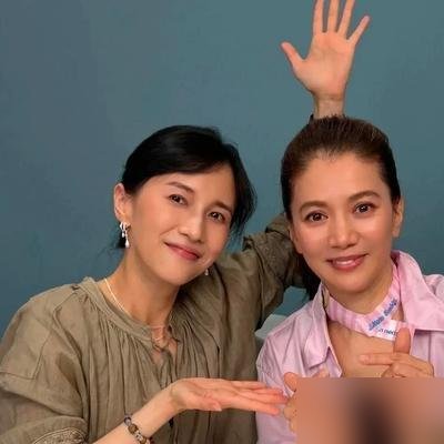 袁咏仪上papi酱节目，穿件粉衬衫看着挺素，镜头一扫，手上劳力士，旁边扔着爱马仕。
她倒不装，聊儿子19岁了，因为一句话说错，她直接冷战。张智霖在中间当和事佬，两头哄。问她夫妻感情咋样，她回四个字：过得下去。
还自曝以前狂买星巴克水壶，买了几百个，被张智霖硬叫停。转头又调侃蔡少芬，说普通话还不如