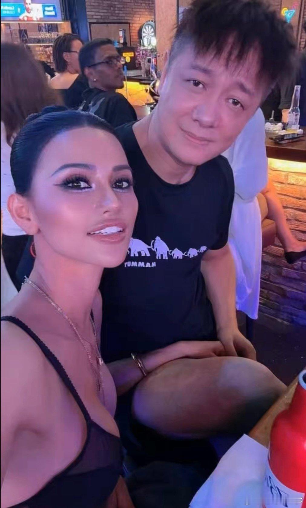 在越南的哥伦比亚裔三姐妹的大姐，好朋友来的，昨天是老三，今天发的是大姐 ​