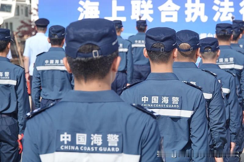 解放军联合海警亮剑南海 解放军联合海警在南海黄岩岛周边同步开练的消息刷出来的时候，评论区全是清一色的安全感。
这次真不是走形式的摆拍，解放军这边练的是侦察预警、快速机动、联合搜救这些硬核实战科目，海空配合的攻防体系连半分破绽都找不到，海警的舰艇编队直接对准登临检查、拦阻冲闯、强制拖离这些实操细节抠，
