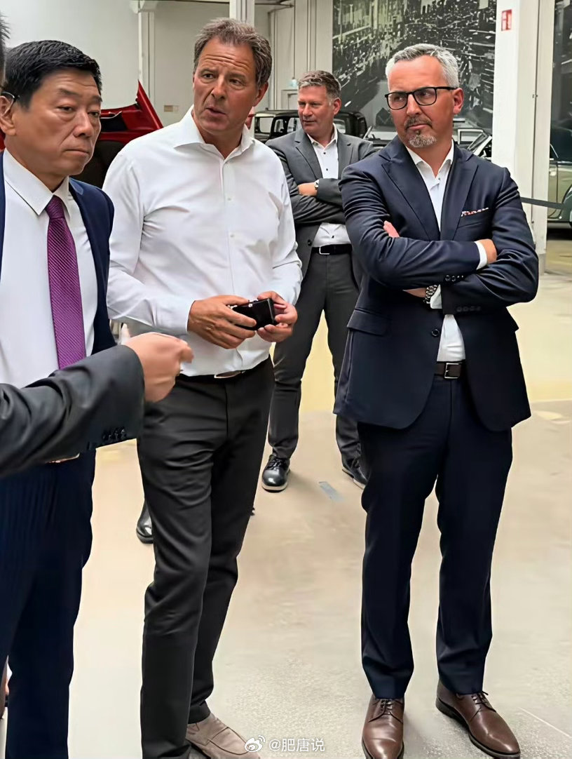 长城魏建军出访欧洲，参观宝马总部现场📸
长城董事长魏建军欧洲之行，走进宝马汽车总部
两大车企大佬碰面，国产汽车走向海外
传统豪华品牌与中国新能源车企同框，这画面太有看点
你觉得国产越野车未来能在欧洲市场突围吗？

#魏建军 #长城汽车 #宝马总部 #国产汽车 #新能源汽车 ​