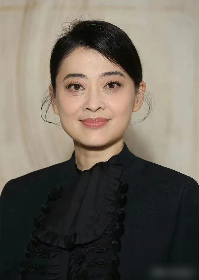 梅婷老公在厨房颠勺，颖儿瘫在沙发上吐槽公公，这俩人戏里撕了50年，戏外直接处成了邻居。
《六姊妹》拍完，梅婷演大姐，颖儿演三姐，剧里争强好胜互相较劲，剧外倒好，房子都买到一个小区了。颖儿家装修，梅婷跑过去帮着盯窗帘配色，梅婷家做饭，颖儿踩着拖鞋就去了，进门直接往沙发上一躺。
最绝的是聊到家里那点