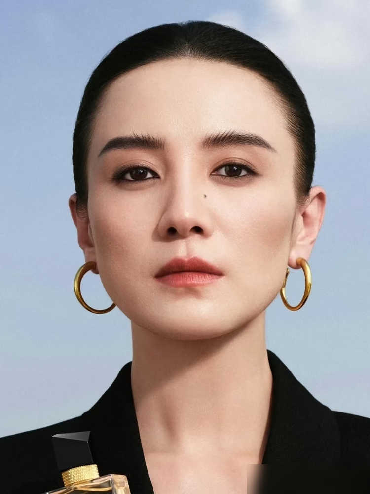 宋佳拿了金鹰视后，上台第一句话，没谢导演没谢家人。她点名了闫妮、杨紫、马伊琍、吴越、任素汐。说大家的赤诚和对角色的敬畏，不分高下。台下几个女演员眼眶全红了。
《山花烂漫时》里她演张桂梅，瘦得脱相，手上全是粉笔灰的糙劲儿。二封视后，哭得妆都花了，还在给同行鞠躬。
她提了2010年第一次来金鹰，何炅