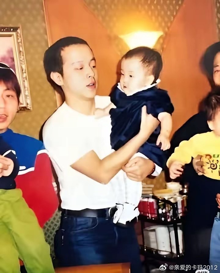 窦唯抱着还是婴儿的窦靖童。
讲真，窦靖童长得像爸爸，声音像妈妈，舞台风格是爸爸和妈妈一起综合体。 ​