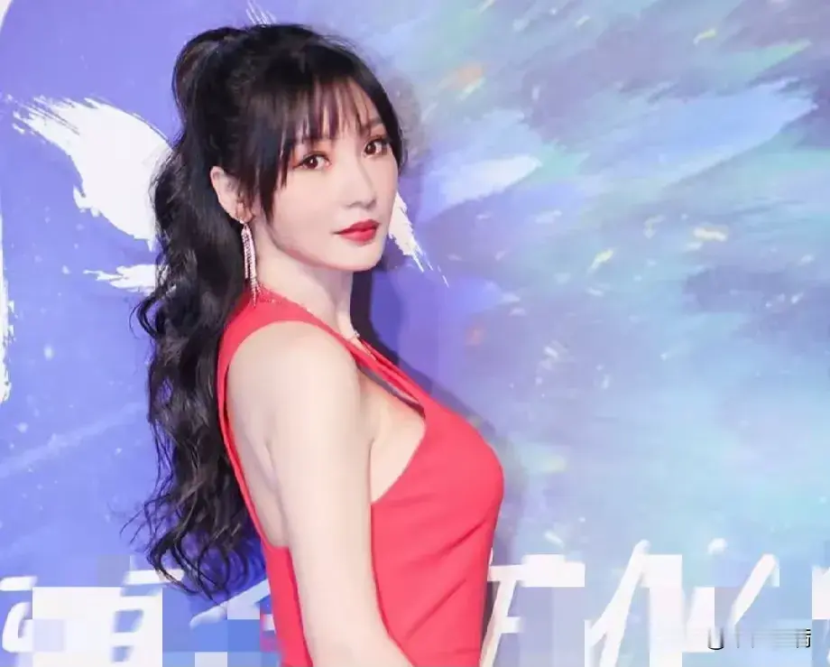 开学后我看到的教育落差柳岩正红挂脖裙裤造型直接杀疯线下品牌活动。高马尾配碎钻长耳坠，脸蛋亮得像蒙了层柔光，修身剪裁把腰线掐得倍儿利落，实打实的熟女身材模板，一转身曲线玲珑够有味道，连生图状态都没挑儿。她撕掉固有标签，不靠博眼球出圈，稳扎稳打磨演技接商务，线下活动邀约排得满档，这身造型一出同款服饰