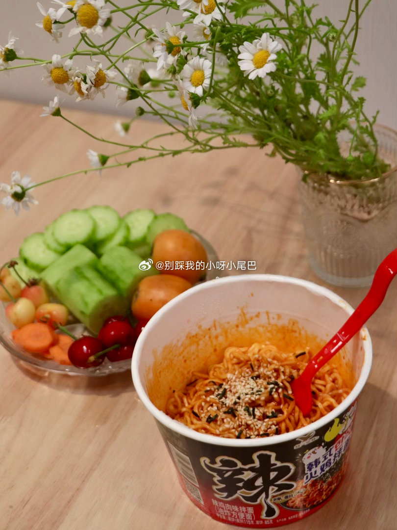 一段时间不吃火鸡味面太想念啦我这个不咋吃辣的弱鸡又菜又爱吃但统一的新品辣翻天火鸡味拌面对新人太友好了会比之前吃的几款都温和点，吃起来没那么辣配上芝麻海苔，一口下去好满足了呀辣翻天火鸡味拌面一面双吃韩式火鸡味拌面统一辣翻天 ​​​